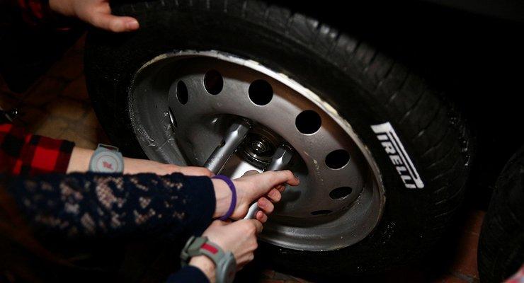 Каде можете да научите како правилно да менувате дупната гума бесплатно?