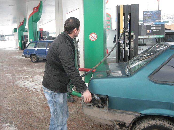 車の所有者が愚かにも燃料ポンプを破壊し、同時に燃料タンクを破壊する方法