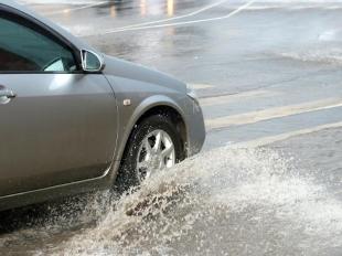 Как безопасно путешествовать на машине в дождь?