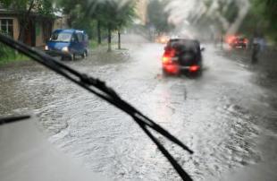 Как безопасно путешествовать на машине в дождь?