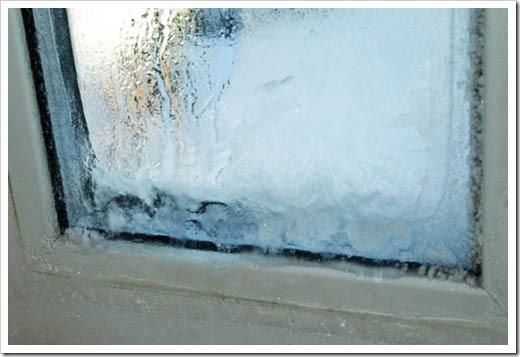 Как эффективно удалить лед с окон?