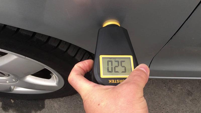 Hvordan måler man laktykkelse på en bil?