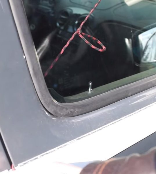 Как открыть дверь автомобиля без ключа: 6 простых способов попасть внутрь, когда она заперта