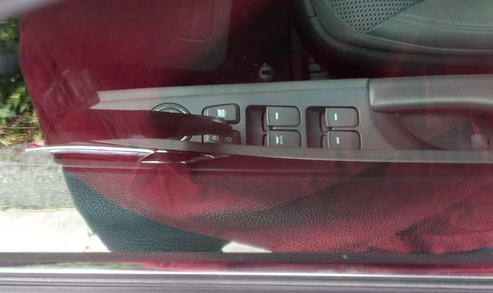 Как открыть дверь автомобиля без ключа: 6 простых способов попасть внутрь, когда она заперта