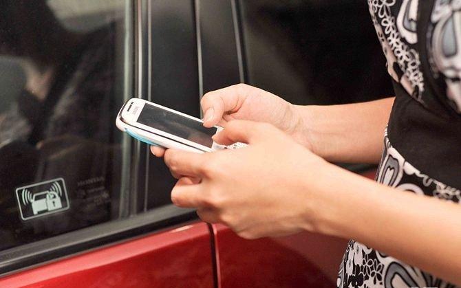 Hvordan låse opp bildøren med mobiltelefon og nøkkelfri fjernkontroll (Faux-To?)