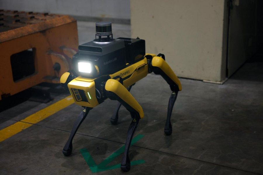 „Kia“ pristato robotus šunis patruliuoti gamykloje