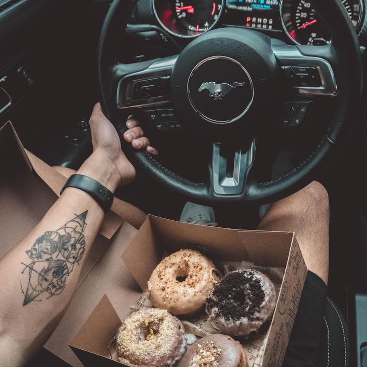 Koffie of frietjes tijdens het rijden? Is het gevaarlijk!
