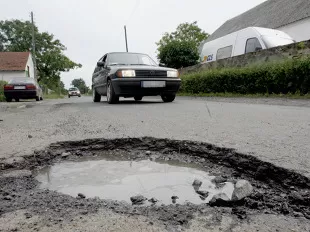 Когда машина проваливается в яму на дороге