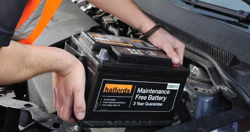 Quan s'ha de canviar la bateria d'un cotxe?