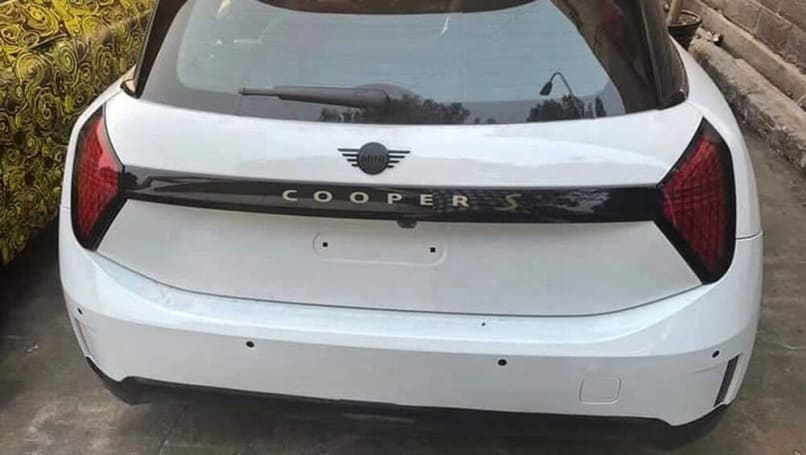 Mini Cooper 2023 года случайно оголен внутри и снаружи! Удивите новый вид задней части культового трехдверного городского автомобиля и конкурента Audi A1.
