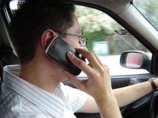 Мобильный телефон в машине