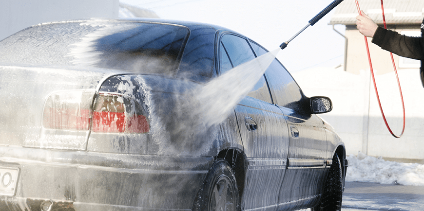 Mencuci kereta - badan kereta memerlukan perhatian pada musim panas juga - panduan