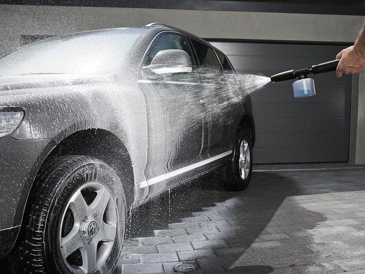 Lavare l'auto in inverno proteggerà la vernice dai danni.