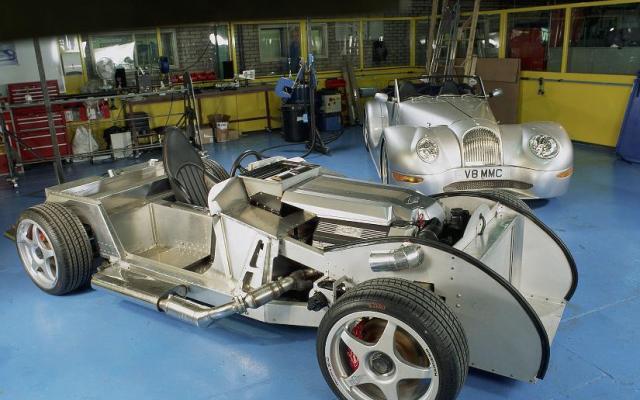 Morgan vyvíja elektrické športové auto s manuálnou prevodovkou