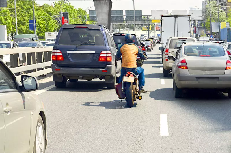 Может ли мотоцикл протиснуться между автомобилями?