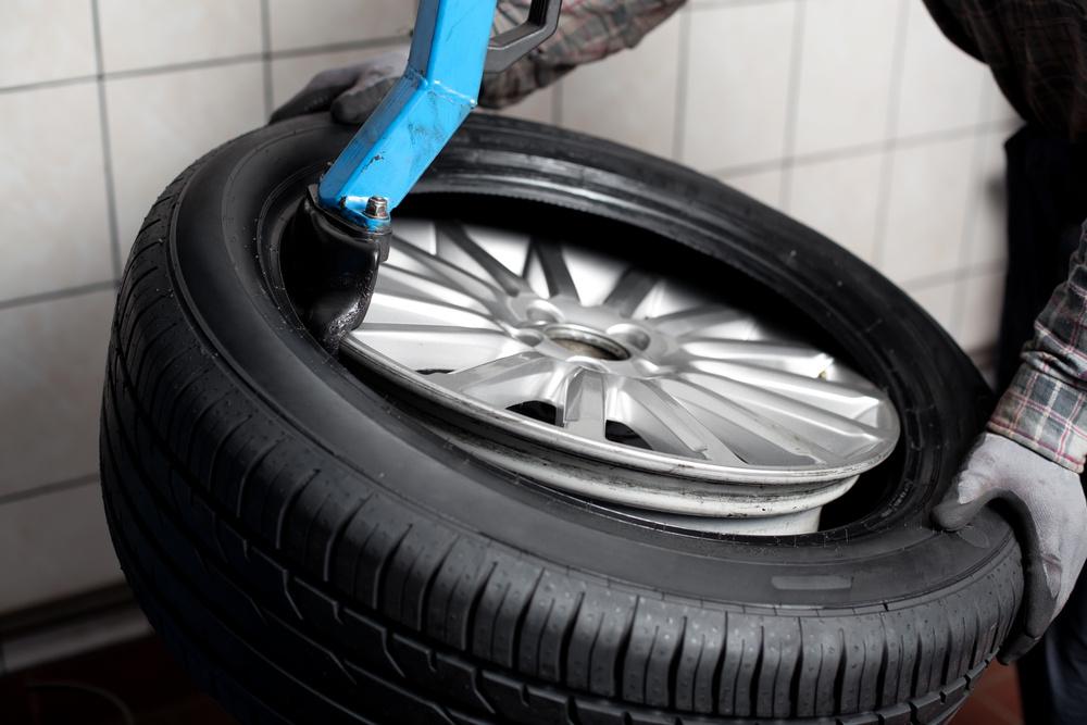 Почему покрышки автомобильных колес изготовляют из особой резины которая не теряет прочности при