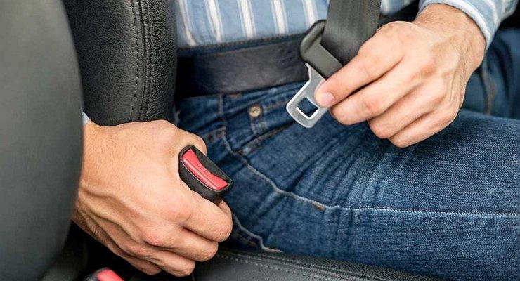 Què afecta la longitud dels cinturons de seguretat en un cotxe