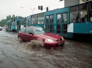 На машине сквозь ливень