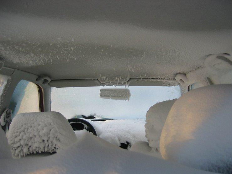 Autofenster im Winterblick