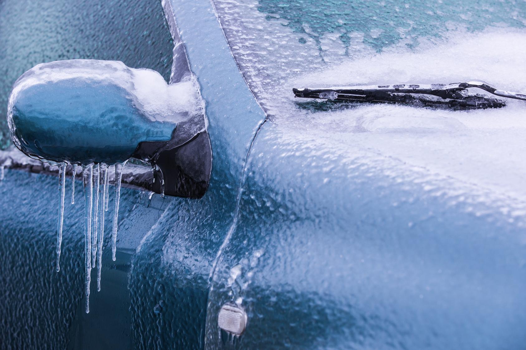 Modul original de a face față iernii. Scoatea gheața din mașină... cu o macetă.