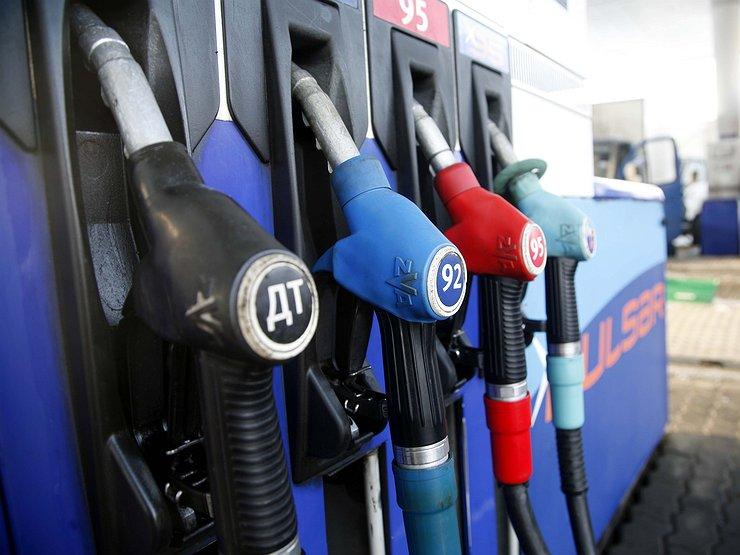 Почему летом автовладельцы вынуждены постоянно и сильно переплачивать за бензин