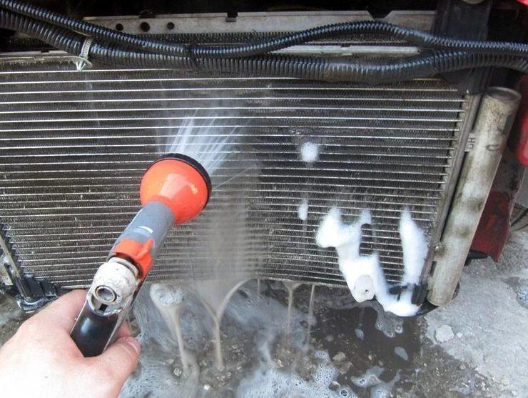 Почему на самом деле крайне опасно мыть радиаторы автомобиля
