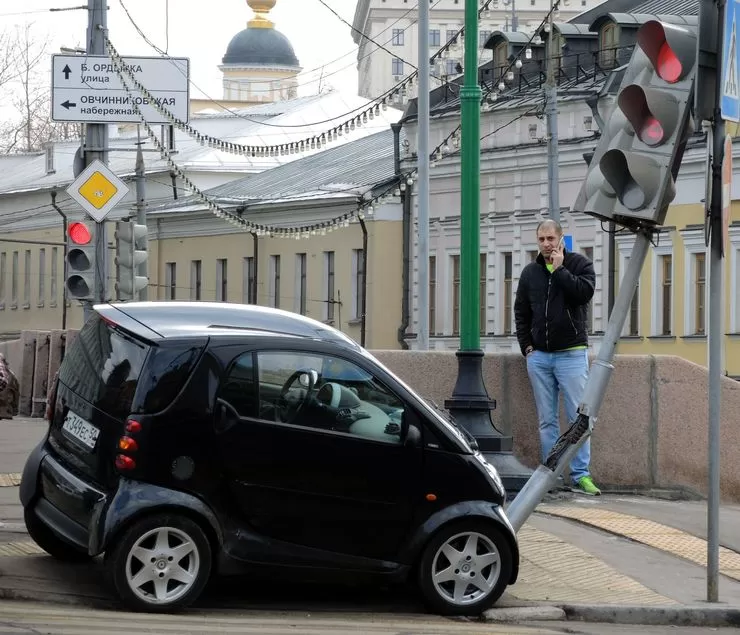 Почему нельзя вешать использованную медицинскую маску на зеркало заднего вида