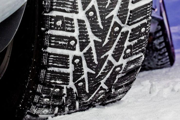 Почему шипованные шины нужны даже осенью, когда нет снега