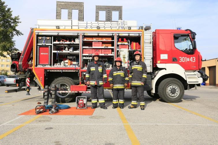 Посмотрите, как укомплектована пожарно-техническая машина (ВИДЕО)