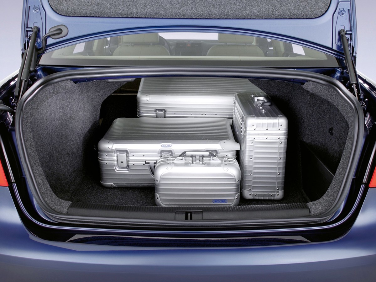 Правильное крепление багажа в машине: сетки, ремни и коврики. Гид