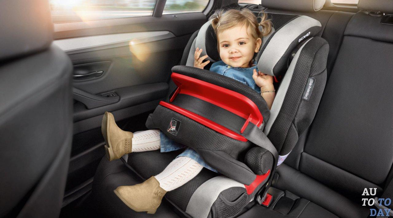 Copil în mașină și fără centuri de siguranță din spate