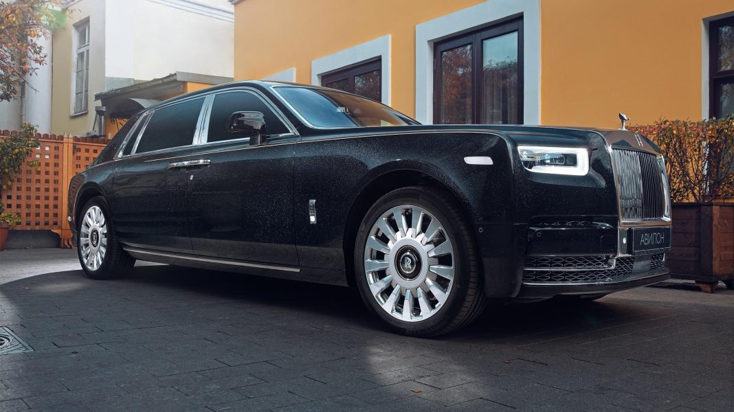 2019. gada Rolls-Royce Phantom iepazīstina ar smieklīgi greznu “privātuma paketi”