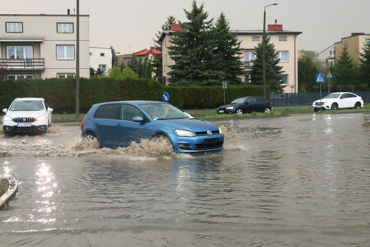 Сильные дожди на дальнем. Проливные дожди. Машина в воде. Признаки сильного дождя. И прольется дождь.