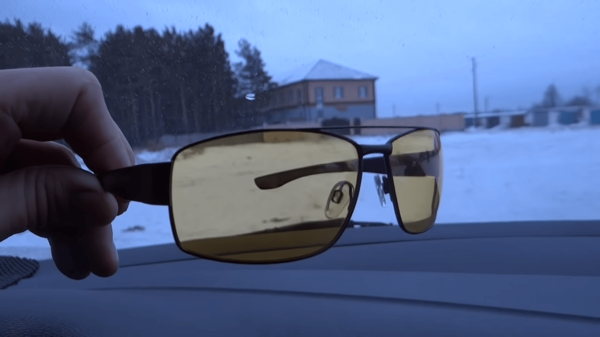Sonnenbrille. Warum brauchen Autofahrer den Winter?