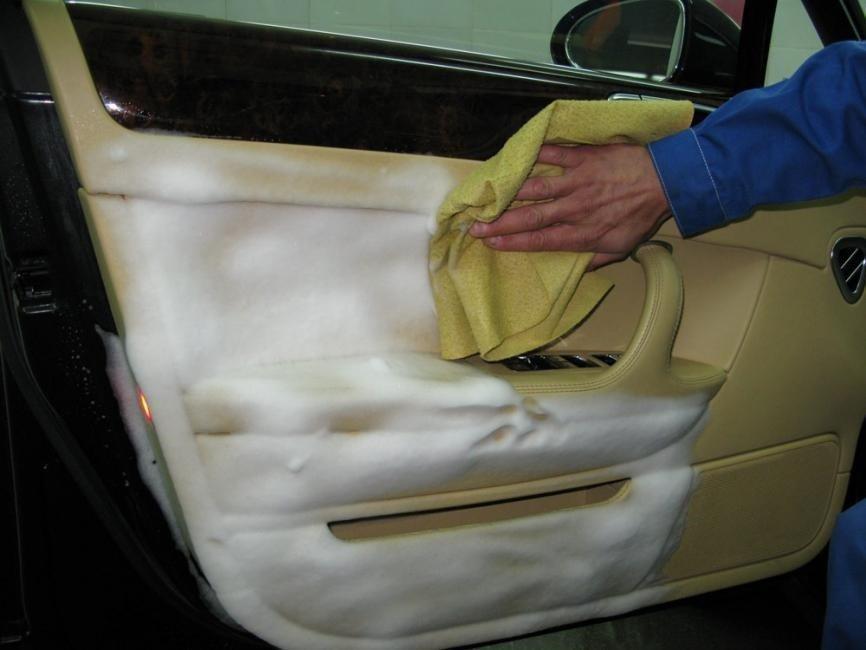 Πλύσιμο ταπετσαριών αυτοκινήτου - τι να κάνετε με τα χέρια σας; Οδηγός