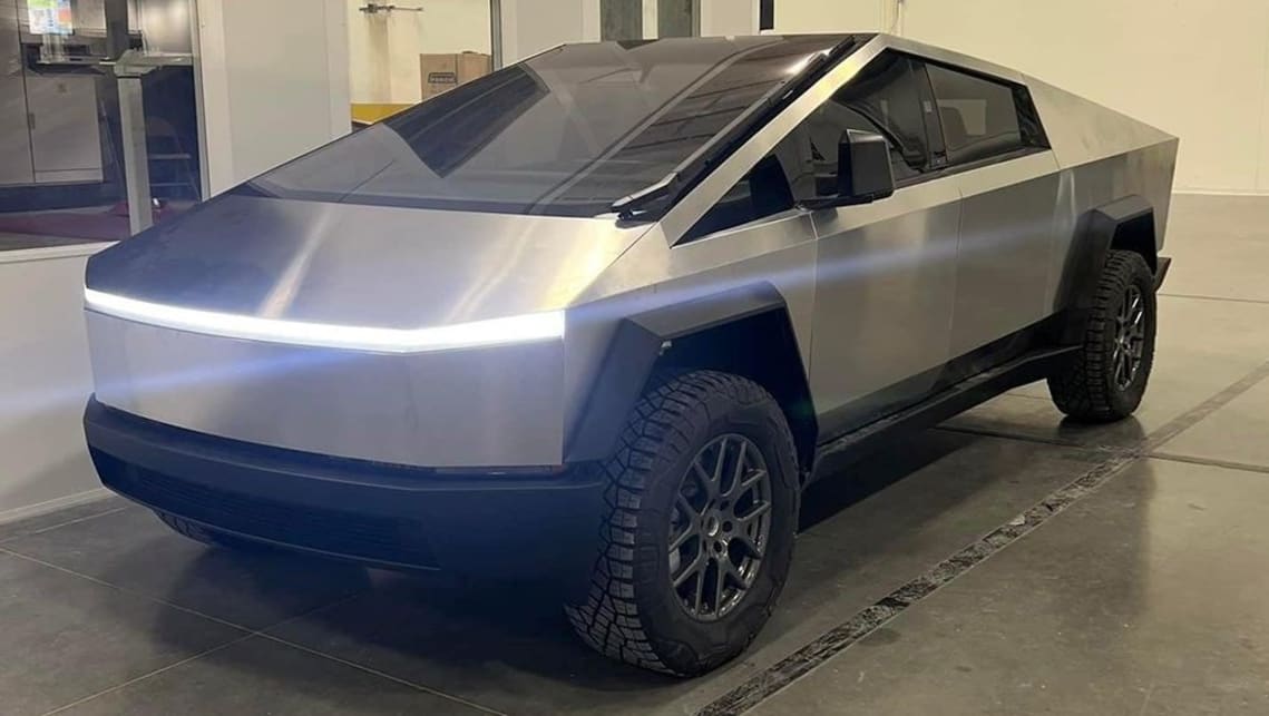 Ford Ranger және Toyota HiLux алаңдату керек пе? 2023 жылғы Tesla Cybertruck-тің ең жақсы көрінісі электромобильді шығаруға дайындық үшін үлкен өзгерістер жасалғанын көрсетеді.