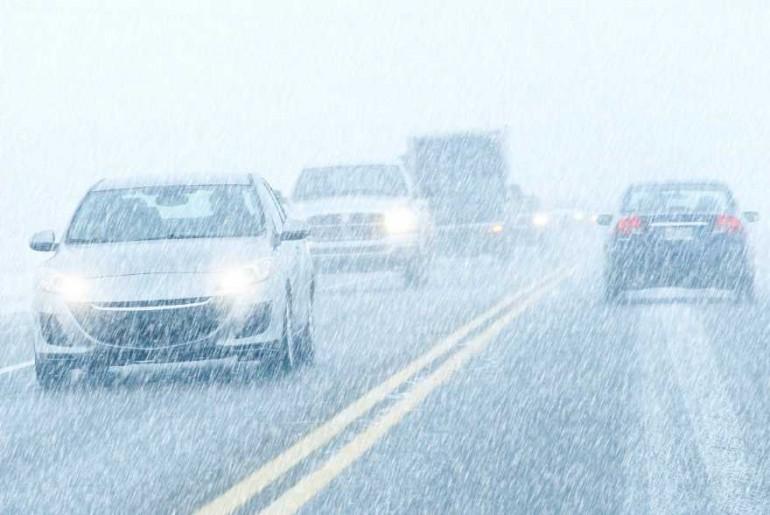 Nebbia, pioggia, neve. Cumu prutegge sè stessu mentre guida?