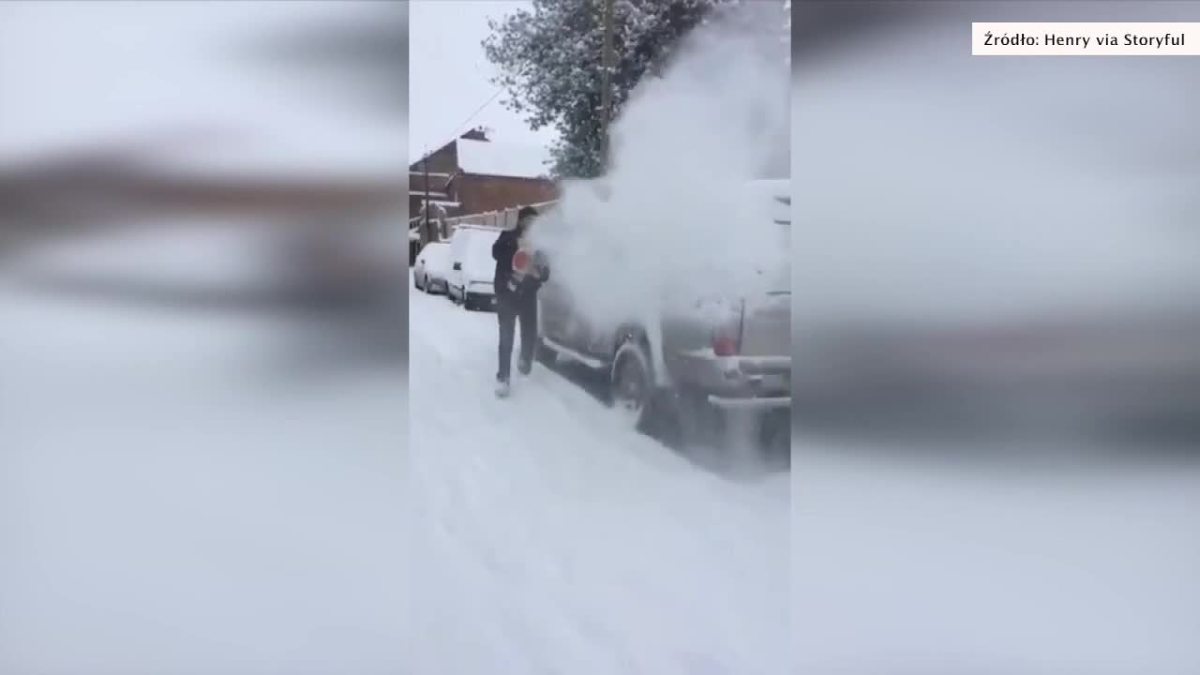 Уборка снега с автомобиля. Необычный, но действенный способ (видео)