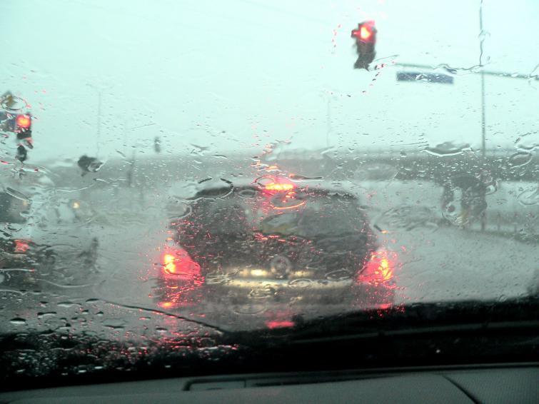 Узнайте, как безопасно управлять автомобилем во время шторма и сильного ливня.