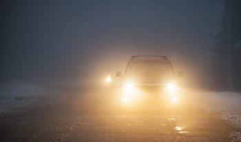霧の中の運転。 どのようなライトを使用すればよいでしょうか？ どのようなペナルティを受けることができますか？