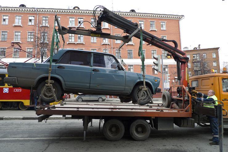 Как узнать куда эвакуировали автомобиль в москве. АВТОХЛАМ на эвакуаторе. Осмотр автомобиля эвакуатора. Эвакуация авто в связи с ремонтными работами. Эвакуатор эвакуирует заброшенный автомобиль картинки.