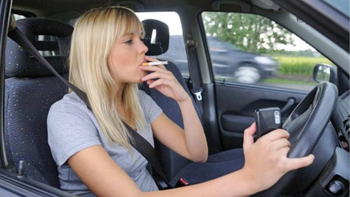 Законно ли курить в машине?