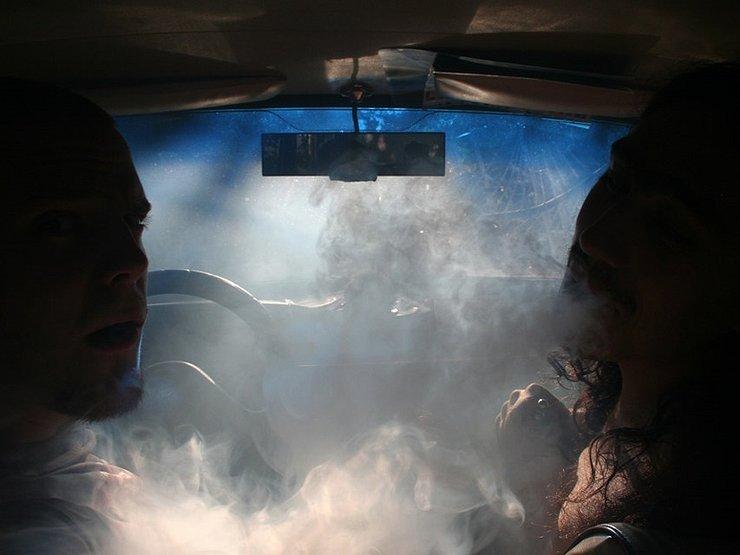 Este legal să fumezi într-o mașină?