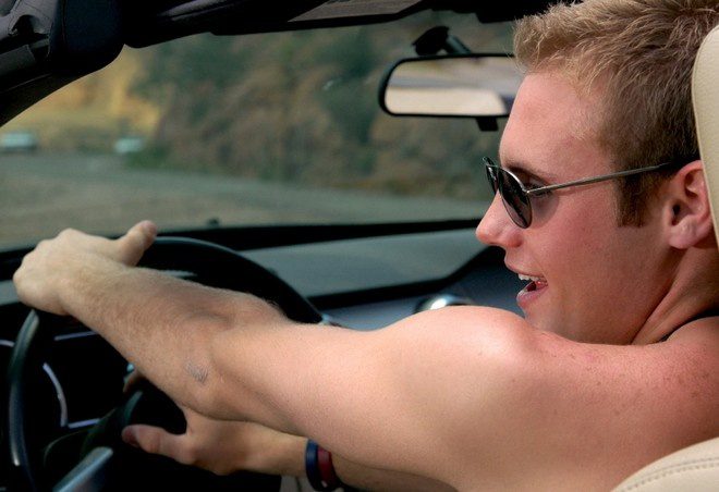 Законно ли водить машину без рубашки?