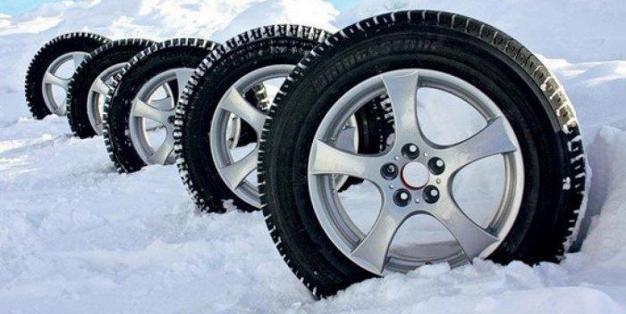 सड़क पर सर्दी: क्या टायर चुनना है?