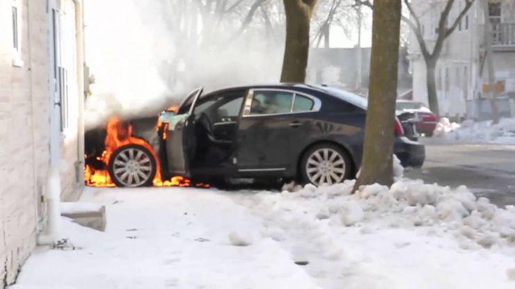 Zimski auto gori pod kontrolom