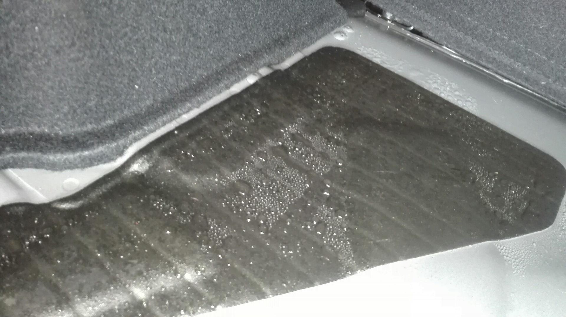 O que fazer se a condensação se acumular no porta-malas de um carro
