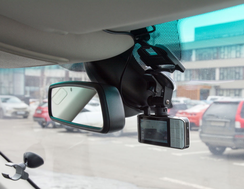 Что лучше выбрать для авто: видеорегистратор или экшн камеру