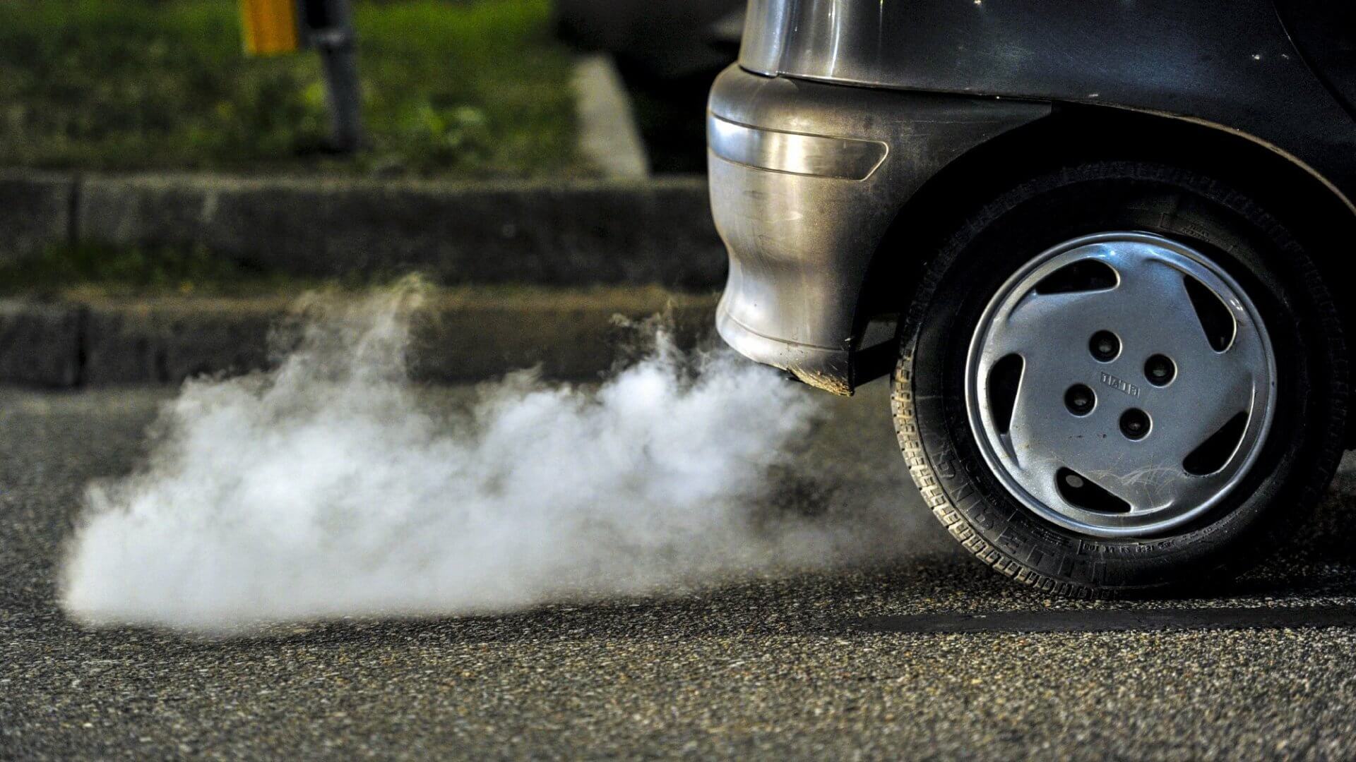 压缩气体时汽油发动机排气管冒烟：为什么会出现，后果