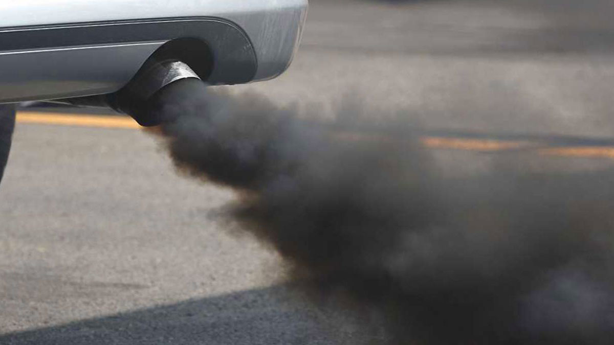 Дым из выхлопной трубы бензинового двигателя при нажатии газа: почему появляется, последствия